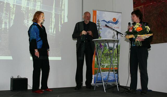 Als Dankeschön für ihren unermüdlichen Einsatz für den Verein und die Windkunst erhielt Reta Reinl von Lisa Küpper, der 2. Vorsitzenden des Vereins "bewegter wind", einen Blumenstrauß.