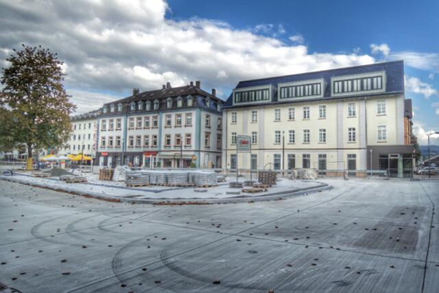 Bahnhofsvorplatz mit dem Gebäude der neuen Fachhochschule (rechts). | Foto: KDH / SDS Marburg