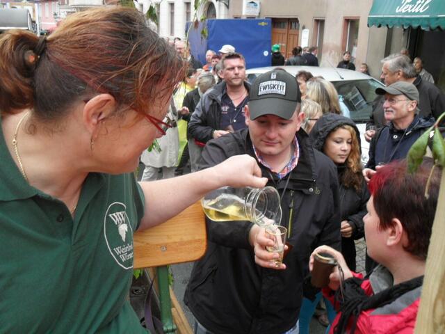 wird Wein ausgeschenkt