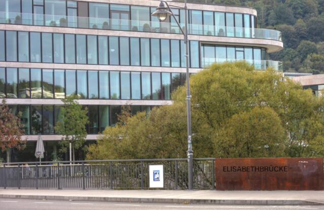 Von dem Verwaltungsgebäude der DVAG-Holding kommend, über die Elisaethbrücke Richtung Hauptbahnhof gehend ... | Foto: KDH / SDS Marburg