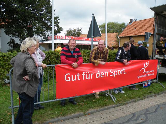 53. Vergnügte Zuschauer aus dem Dorfe.