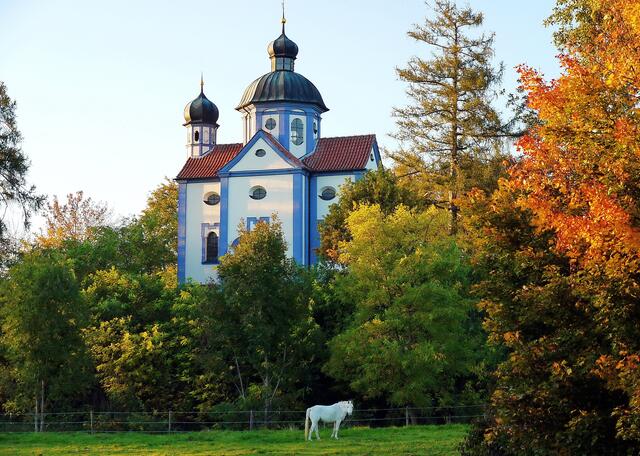 Herbstimmung an der Burgstallkapelle in Alt-Kissing