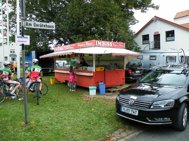 67. Der Imbiss- und Getränkestand.