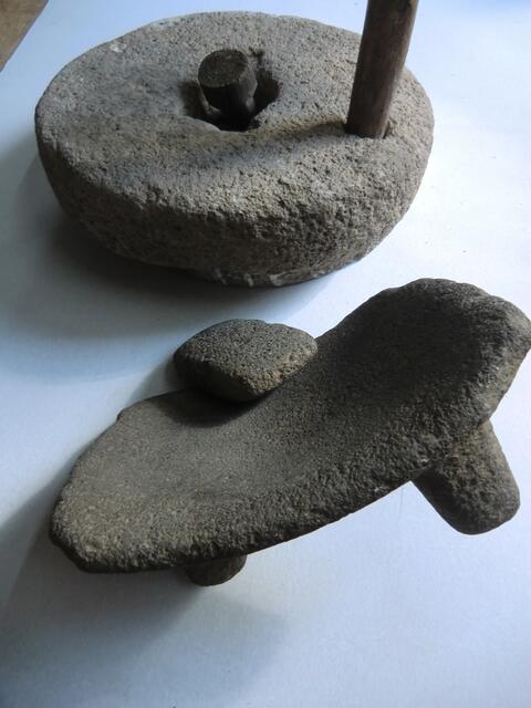 Alte Handmühlen aus Stein zum Mahlen von Korn (oben aus der Südukraine(18. Jhdt.), unten aus der dominikanischen Republik(400 n.Chr, Tainokultur)
