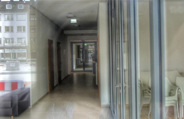 ... Blick durch das Fenster (1) | Foto: KDH / SDS Marburg