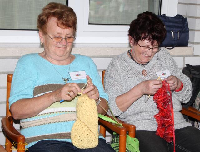 fleißige Strickerinnen produzieren Neues