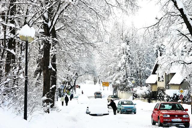 sehr viel Schnee in der Meringer Bahnhofsstraße