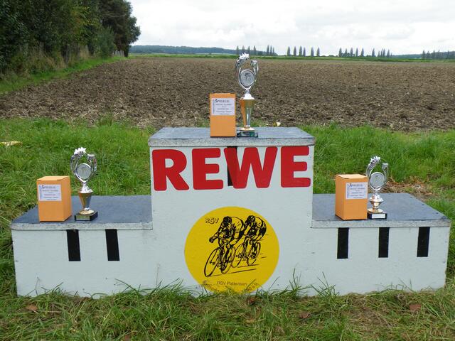 69. Die Pokale für die Tagessieger.