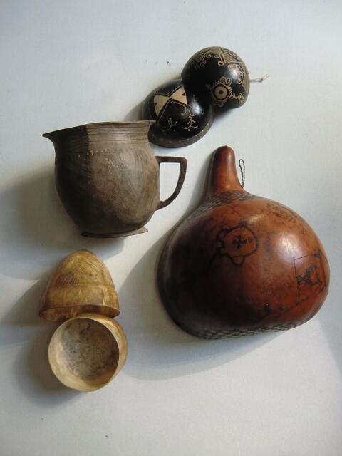 Gefäße aus Holz (Sudan), Haut (Niger) und Kalebassenkürbis(hell:Südäthiopien, schwarz: Ecuador): verschiedene Regionen Afrikas und Südamerikas