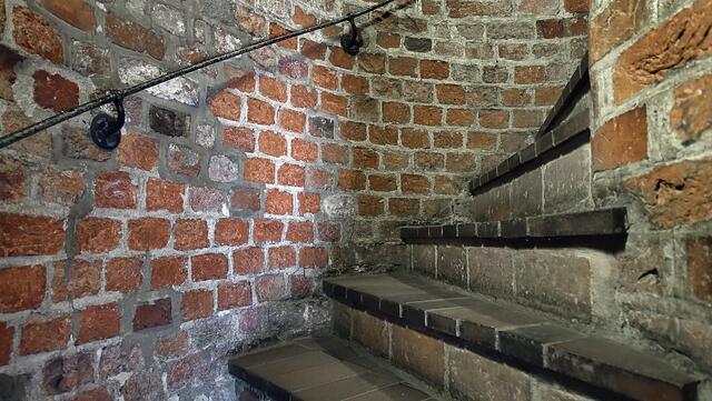 Schmale Wendeltreppen verbinden im Holstentor die drei Geschosse. Foto: Helmut Kuzina