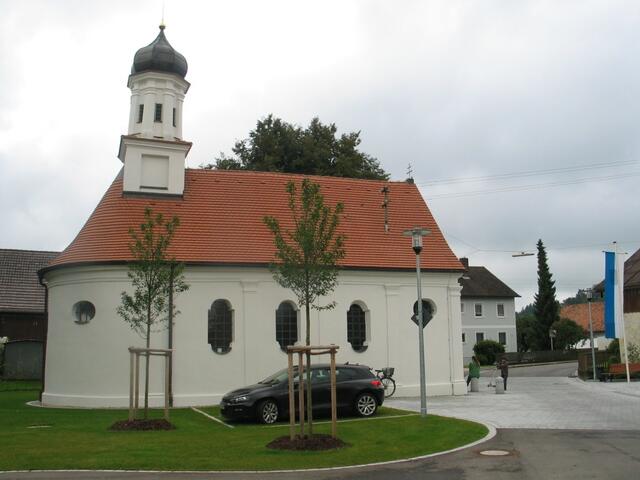 Ein gelungenes Ensemble sind nun Kirche und Dorfplatz in der Gemeinde Kühlenthal im Landkreis Augsburg.