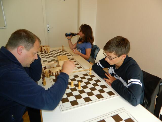 Knifflige Schach-Aufgaben werden erläutert