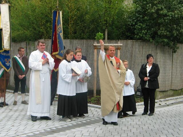 Pfarrer Andreas Jall segnete den Dorfplatz, rechts Bürgermeisterin Iris Harms, links Diakon Bernd Rochna.