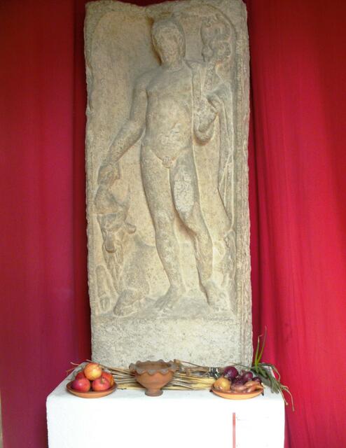 röm. Opferaltar an Götterstatue