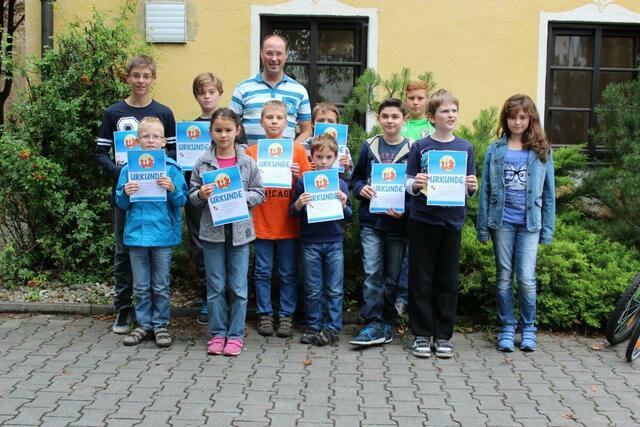 Stolz präsentieren die Kinder ihre Schach-Urkunde