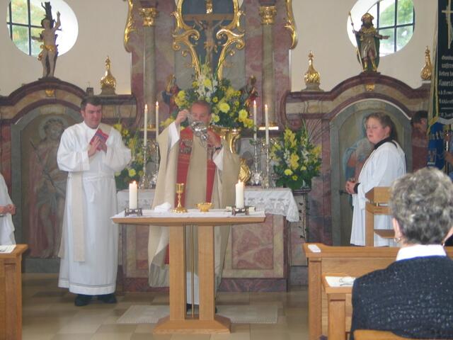 Beim feierlichen Gottesdienst zum Patrozinium: Pfarrer Andreas Jall und Diakon Bernd Rochna.