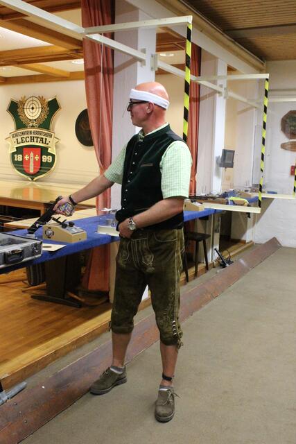 2. Sieger Roland Schuster im traditionellen Schützenoutfit | Foto: Bianca Kraus