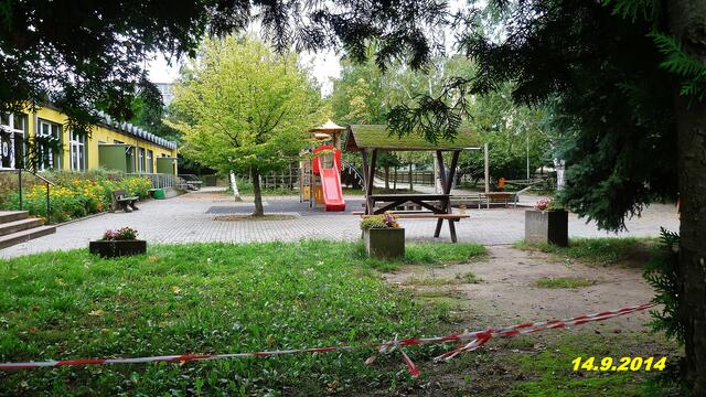 (37) !!! Sonntags + Monatsbilder / Schulhof !!! 14.9.2014 - Temperatur: Plus 11C° 5:25h / 17°C Plus 10:24h / Wind: 2-5 / Frühnebel < 100m und bewölkt,sehr nieselig bis 11:00h !
