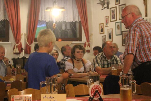 In unserm gemütlichem Schützenheim fand beim Eröffnungsschießen auch ein reger Gedankenaustausch statt. | Foto: Bianca Kraus