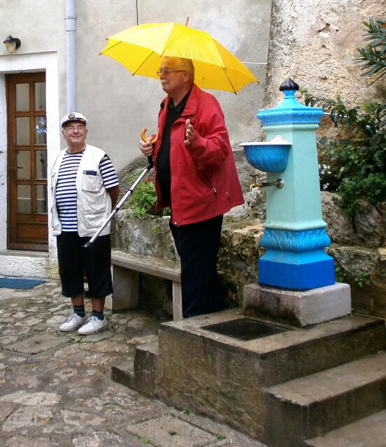 Nachdem alle meine Gäste einschließlich mir brav aus dem Brunnen unsere zugedachten Schlucke tranken, klärte uns der Bürgermeister über die Wirkung des Wassers auf. Frauen macht es schöner, Männer macht es potenter, nur Männer mit dickem Bauch brauchen dafür 3 Schlucke.