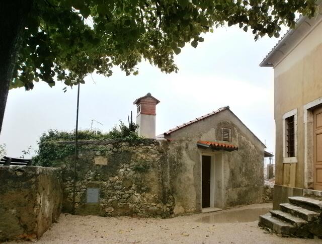 Hinter der Kirche, auf dem ehemaligen Friedhof,