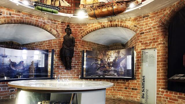 Der Ausstellungsraum im zweiten Obergeschoss des Nordturmes stellt heraus, wie wichtig der Seehandel für die Macht Lübecks war. Foto: Helmut Kuzina