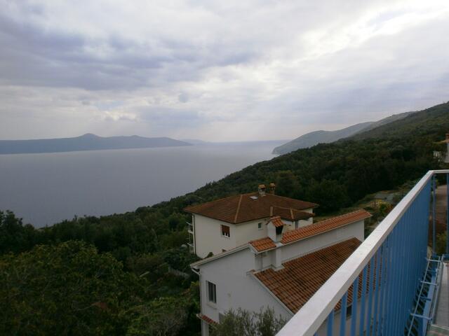 Bevor wir wieder hinunter zu unserem Bus gingen besuchten wir noch kurz ein Restaurant, welches direkt am Hang errichtet wurde. Auf dessen Terrasse genossen wir grandiose Ausblicke auf die Kvarner Bucht.