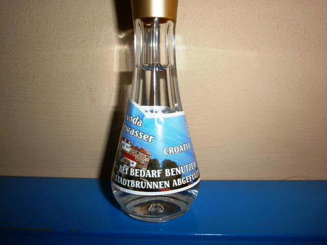 Dieses Wasser kann man auch kaufen, abgefüllt in kleine Fläschchen für 2 Euro als Spende für seine Stadt.