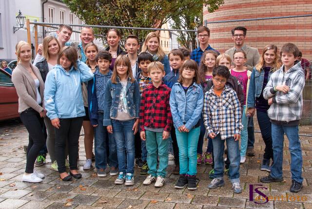 Schwabentag 2014 in Friedberg - Impresssionen vom Marktsonntag - Kindergruppen vom Kinderheim Friedberg vor dem Festgottesdienst
