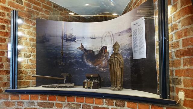 Nikolaus war der Schutzpatron der seefahrenden Kaufleute. Im Bereich der Ostsee bezeugen zahlreiche Kirchen, Altäre und Tafelbilder mit der Figur des hl. Nikolaus, dass man sich von ihm Schutz und Hilfe auf der gefährlichen Reise erhoffte. Foto: Helmut Kuzina