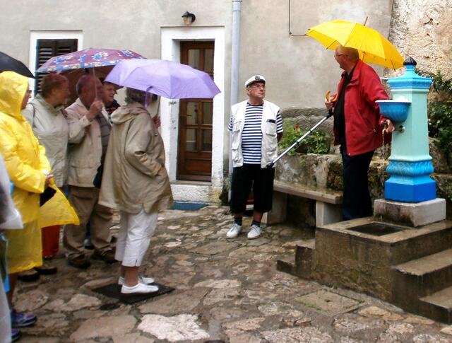 Jeder musste trinken von dem Wasser. Frauen 1 Schluck, Männer 2 Schlucke und Männer mit dickem Bauch 3 Schlucke.