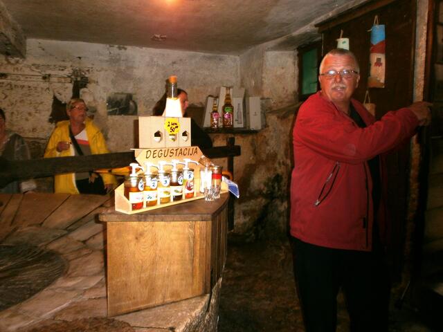 Mit viel Humor erläuterte uns der Bürgermeister wie Olivenöl gewonnen wird und machte auf seine lustige Art und Weise Werbung für die verschiedenen Schnäpse, Olivenöl, Lavendel, Keramik und noch vieles mehr, was man im kleinen Lädchen bei seiner Cornelia erwerben kann.