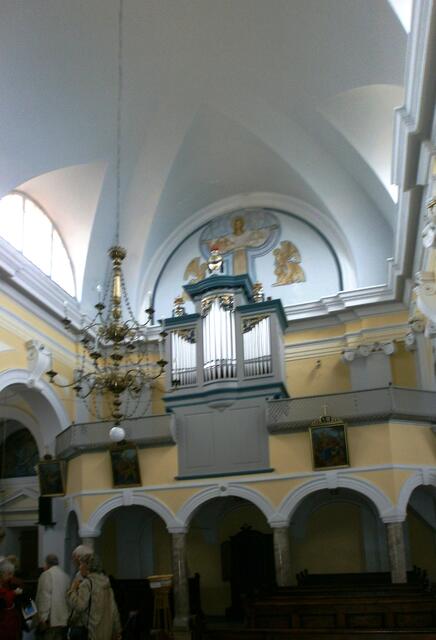 Anschließend gingen wir alle in die Kirche wo uns der Pfarrer empfing und die Geschichte seiner Kirche  uns vorstellte, einschließlich der Postkarten und der kleinen Broschüre in verschiedenen Sprachen, die man käuflich erwerben konnte.