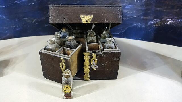 Die Reiseapotheke mit Arzneifläschchen und ausklappbarem Laden stammt aus dem 18. Jahrhundert. Solche Reiseapotheken waren begehrtes Beutegut, da die Seeleute sich mangels ärztlicher Betreung selbst kurieren mussten. Foto: Helmut Kuzina