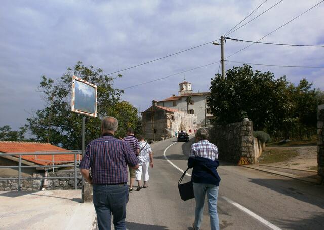 wir liefen bergauf in Richtung der kleinen Stadt. Mošćenice, welche auf einem 173 m hohen Hügel thront.