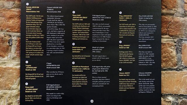 Den Besuchern des Holstenturm-Museums werden die verschiedenen Schiffstypen auf Infotafeln erläutert. Foto: Helmut Kuzina