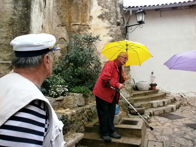 der Bürgermeister führte uns durch ein Labyrinth von mittelalterlichen Gässchen zu dem Dorfbrunnen im Zentrum der Altstadt.