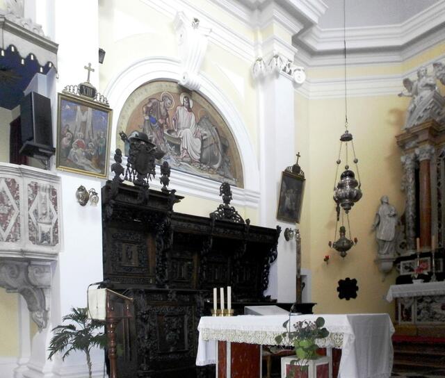 Anschließend gingen wir alle in die Kirche wo uns der Pfarrer empfing und die Geschichte seiner Kirche  uns vorstellte, einschließlich der Postkarten und der kleinen Broschüre in verschiedenen Sprachen, die man käuflich erwerben konnte.