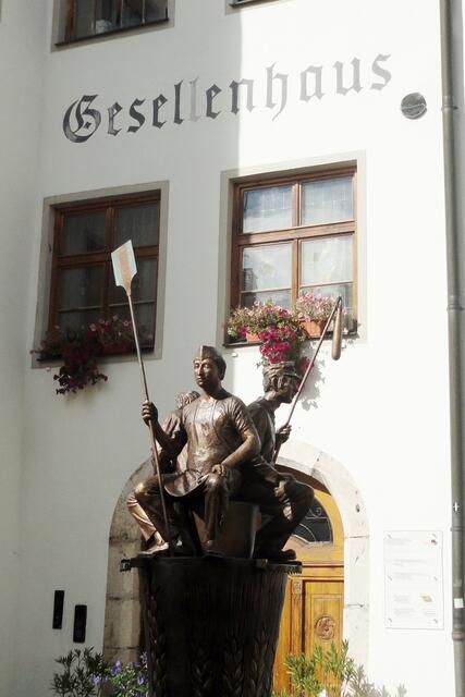 Gesellen vor dem Gesellenhaus in Füssen
