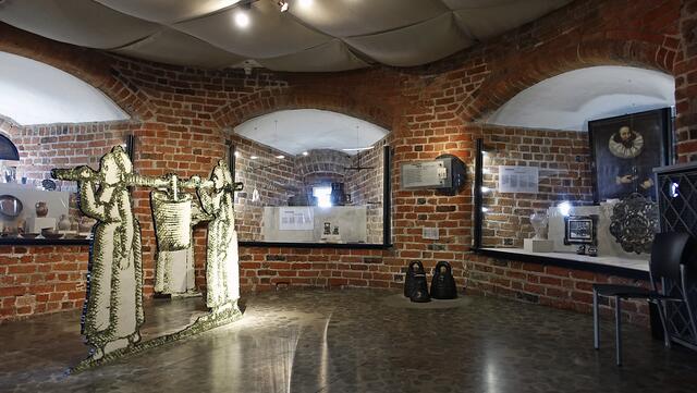Im Ausstellungsraum im zweiten Obergeschoss des Südturmes: Der Lübecker Markt erfüllte unterschiedliche Funktionen. Auf ihm fand der Regionalhandel statt, der den täglichen Bedarf an Gebrauchsgütern für die Stadt und das Umland abdeckte. Das Rathaus in unmittelbarer Nähe war das Zentrum der städtischen Verwaltung.  Foto: Helmut Kuzina