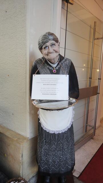 die 90 jährige Luise, welche nicht gerne angefasst sein möchte