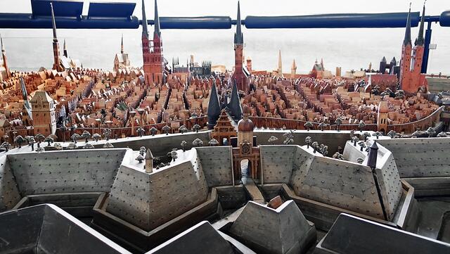 Die Befestigungsanlagen vor dem Holstentor (Bildmitte), im Hintergrund die Kirchtürme (von links): St. Jakobi, St. Marien, St. Petri und der Dom.  Foto: Helmut Kuzina