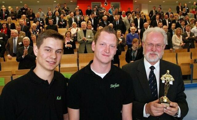 Ausgezeichnet! Im Jahr 2012 zeichneten die Studierenden Kai Laugsch und Stefan Franke (Fachschaft Maschinenbau Soest) Prof. Dr.-Ing. Reinhard Spörer mit der goldenen Statue als "Karrieretag-Manager des Jahres" aus: "Standing Ovations" des Publikums für die Gründung, die Organisation und die enorme Expansion der jährlichen Job- und Karriere-Veranstaltung "Karrieretag Soest". Der Karrieretag wuchs innerhalb von 4 Jahren von 24 auf 144 Aussteller: Jährliches Wachstum der Ausstellerzahlen also um über 50 %. | Foto: Fachhochschule Südwestfalen, Standortmarketing Soest