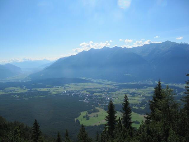 Auf dem Weg zum Gipfel, der Aussichtspunkt "Lacke" in 1705 m, mit Blick ins Tal.
