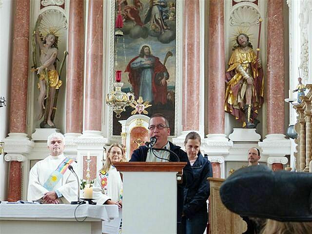 ein nicht Sehender liest die Lesung | Foto: Angelika Prem