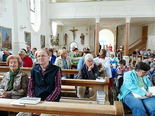 Für was möchten wir Dank sagen, eine Ministrantin bringt das Mikrofon zu Gottesdienstbesuchern, | Foto: Angelika Prem