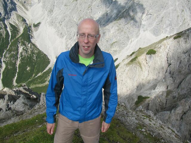 Trockenes Shirt und Jancke an, windig und kühl.