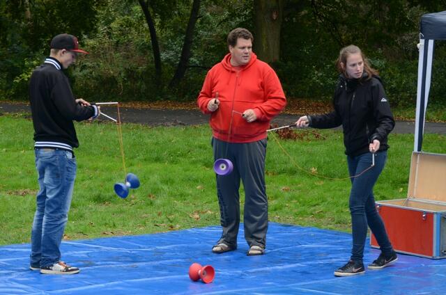 weltkindertag an Hannovers Maschsee, mitmachangebote der "Träumer, Tänzer und Artisten" aus Garbsen   08
