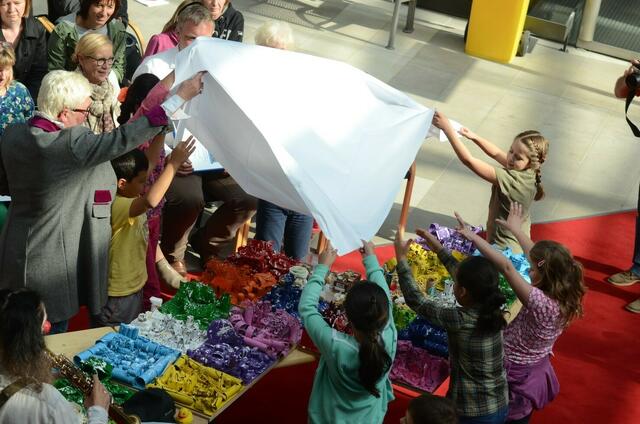 Die kunstwerke werden enthüllt.