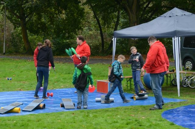 weltkindertag an Hannovers Maschsee, mitmachangebote der "Träumer, Tänzer und Artisten" aus Garbsen   09